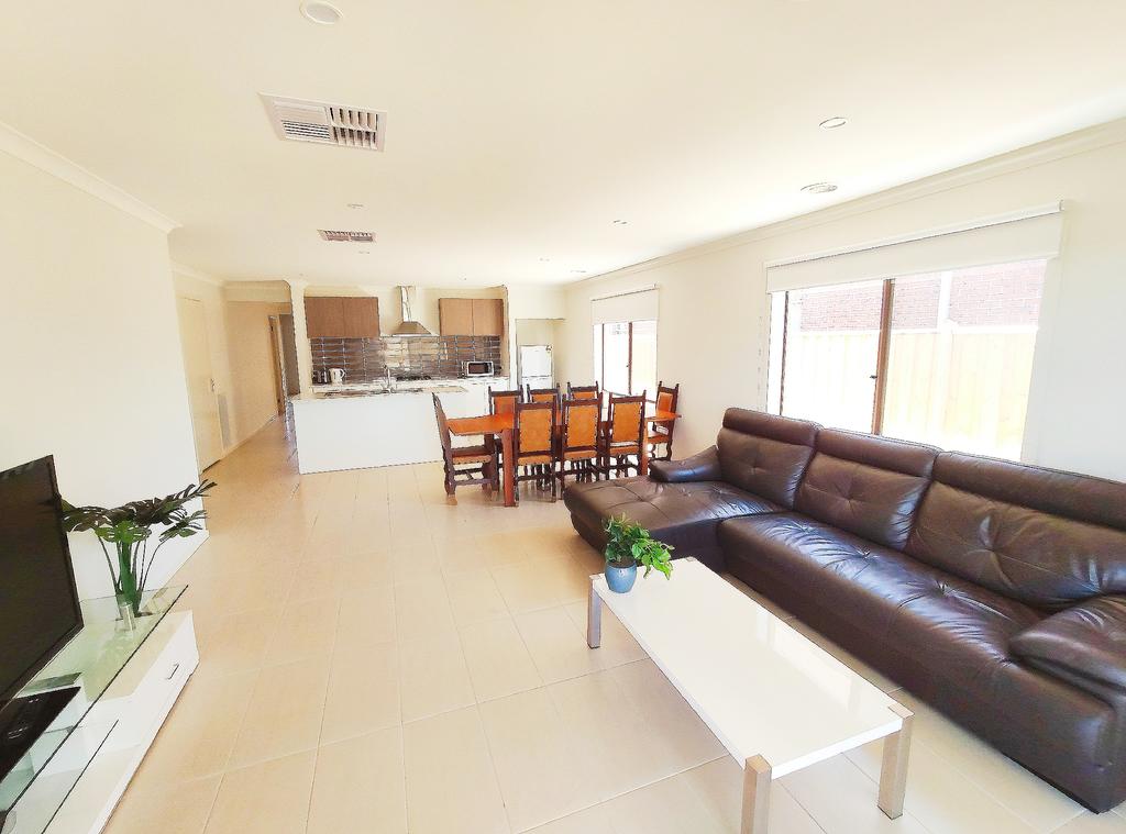 Comfortable 5BR House 6mins to Werribee Station.Great Ocean Road tourist stopover - Accommodation Airlie Beach
