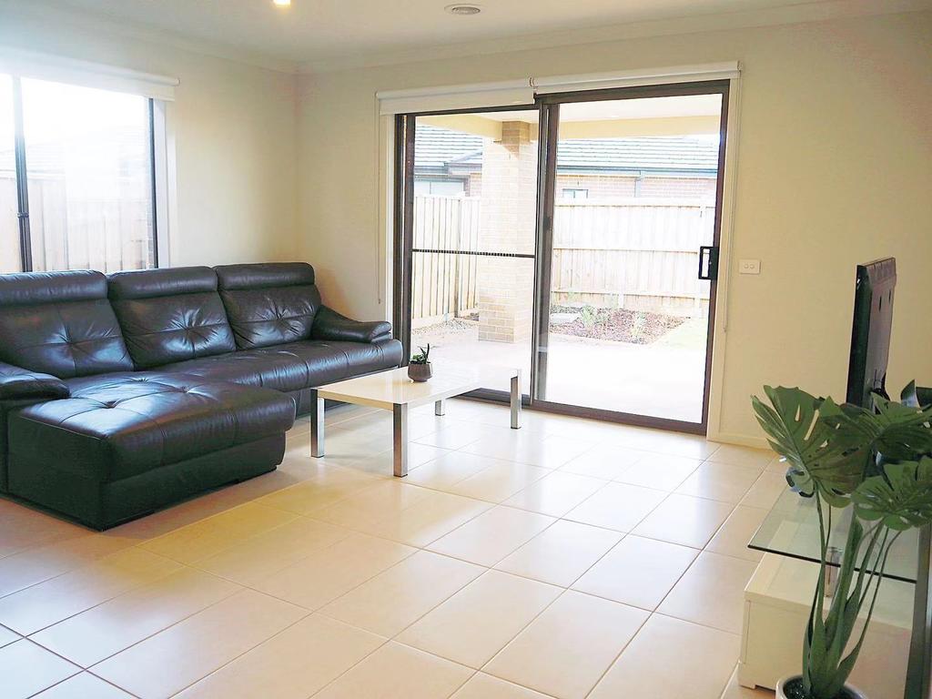 Comfortable 5BR House 6mins To Werribee Station.Great Ocean Road Tourist Stopover - Accommodation BNB 1