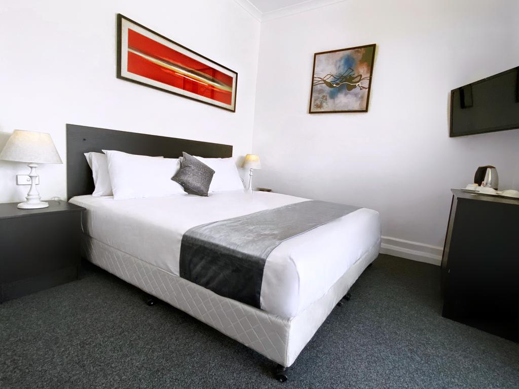 Commercial Hotel Hay - Accommodation Airlie Beach