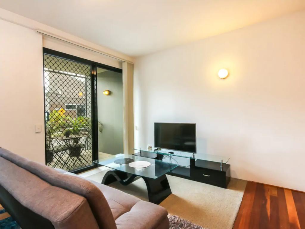 Contemporary 1 Bedroom Teneriffe Apartment With Pool And Gym - thumb 0