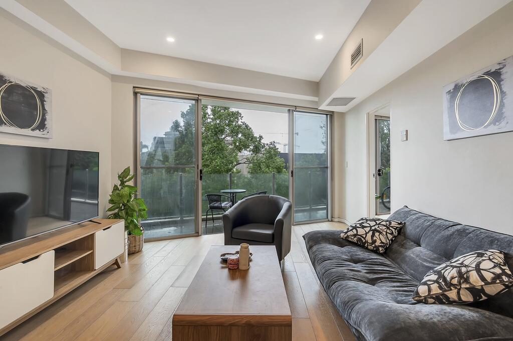 Convenient Apartment - 1 Min Walk To Train - Accommodation Adelaide