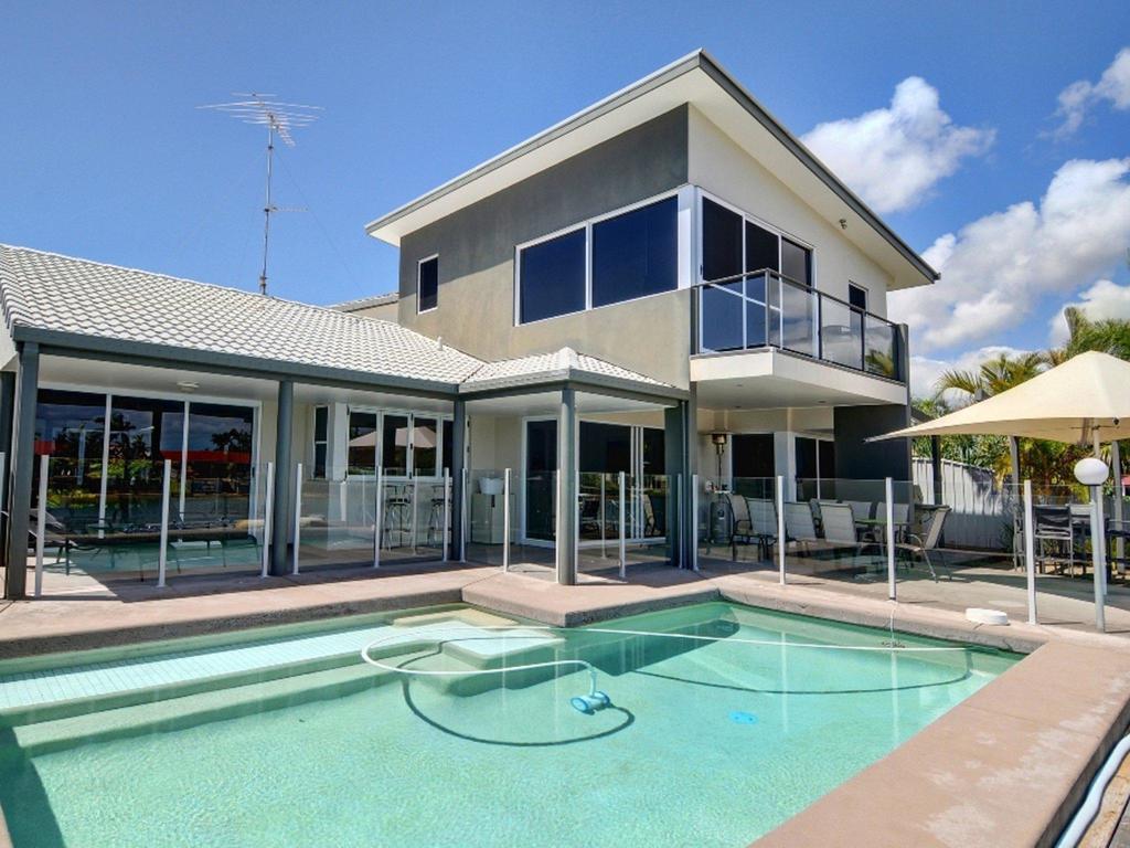 Coorumbong 36 - 6 BDRM Canal Home With Pool