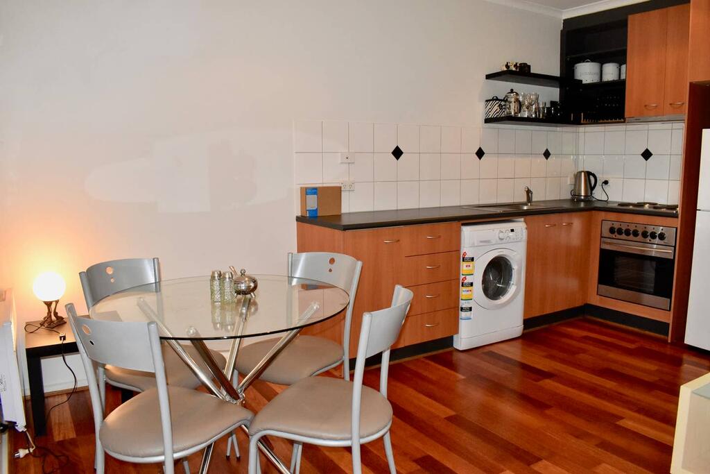 Cosy 1 Bedroom Apartment In Trendy Northcote - thumb 2