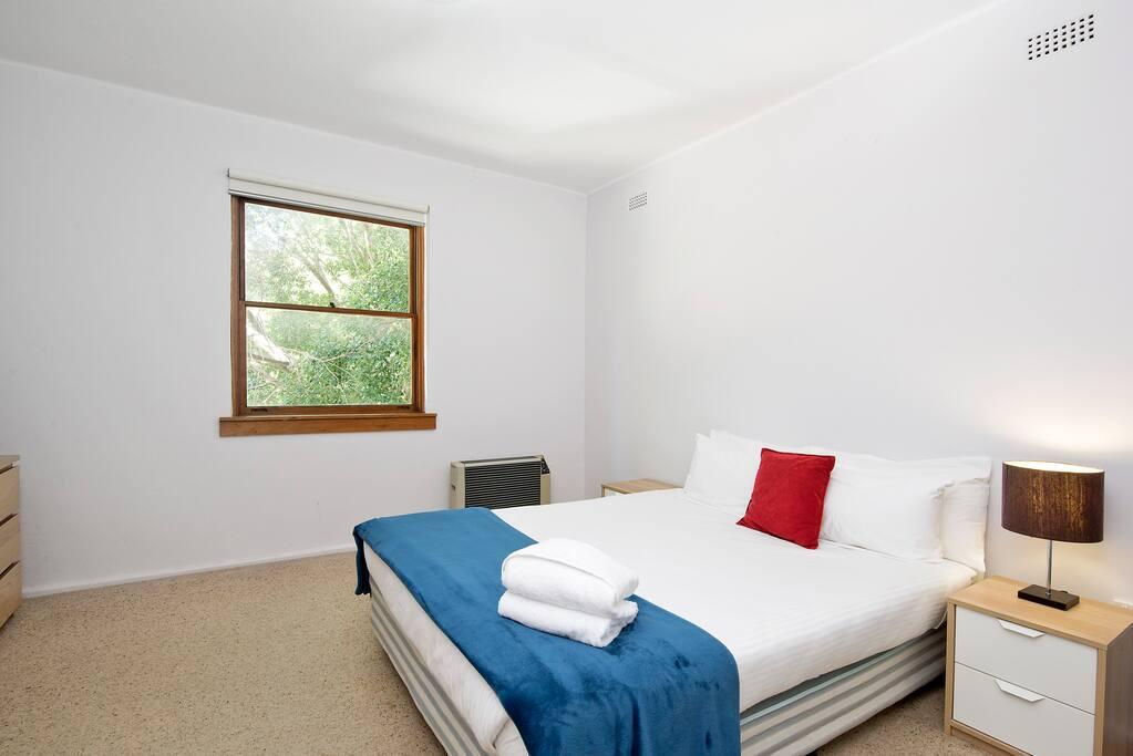Cosy 2BR Plus Parking In Nth Sydney - thumb 2