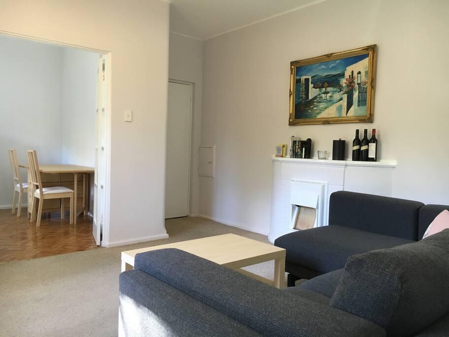 Cosy 2BR Plus Parking In Nth Sydney - thumb 1