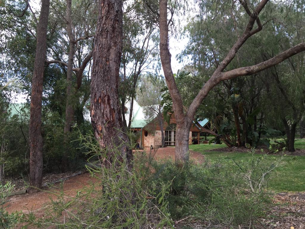 Country Retreat on 1 acre with pool hot tub surrounded by trees - New South Wales Tourism 
