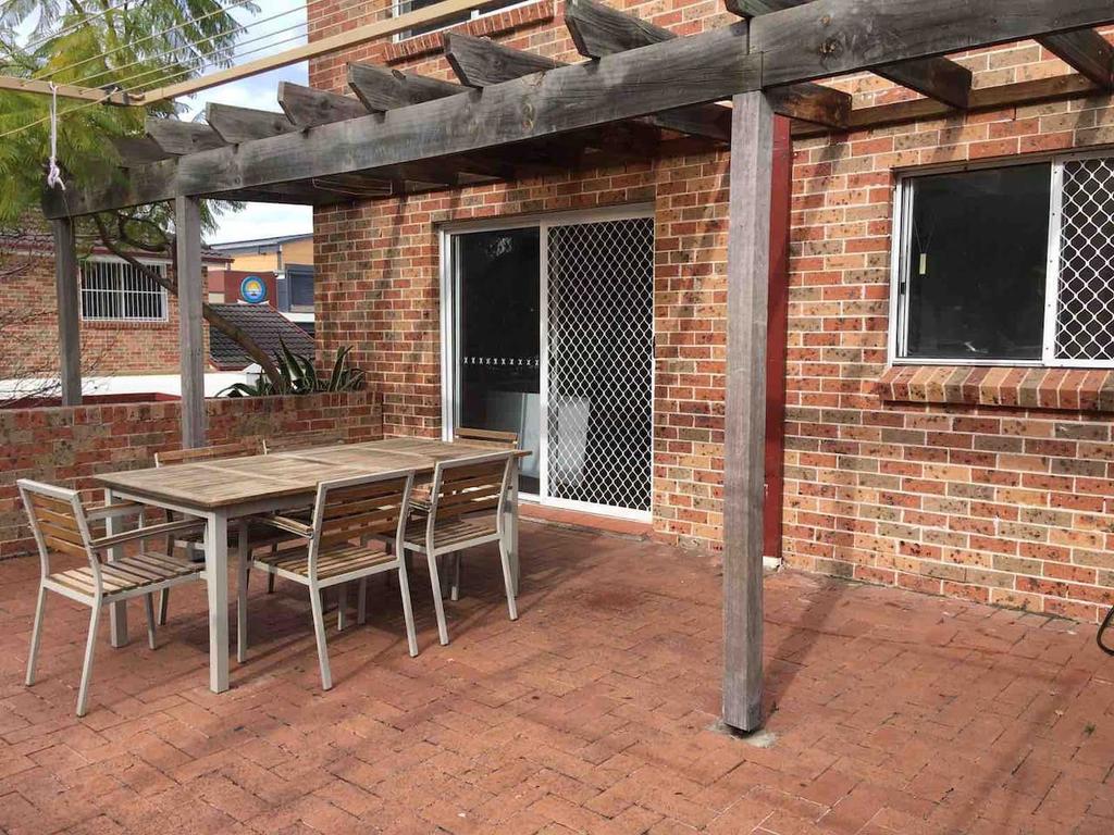 Cozy 3BR Townhouse In Liverpool CBD With Parking - thumb 1