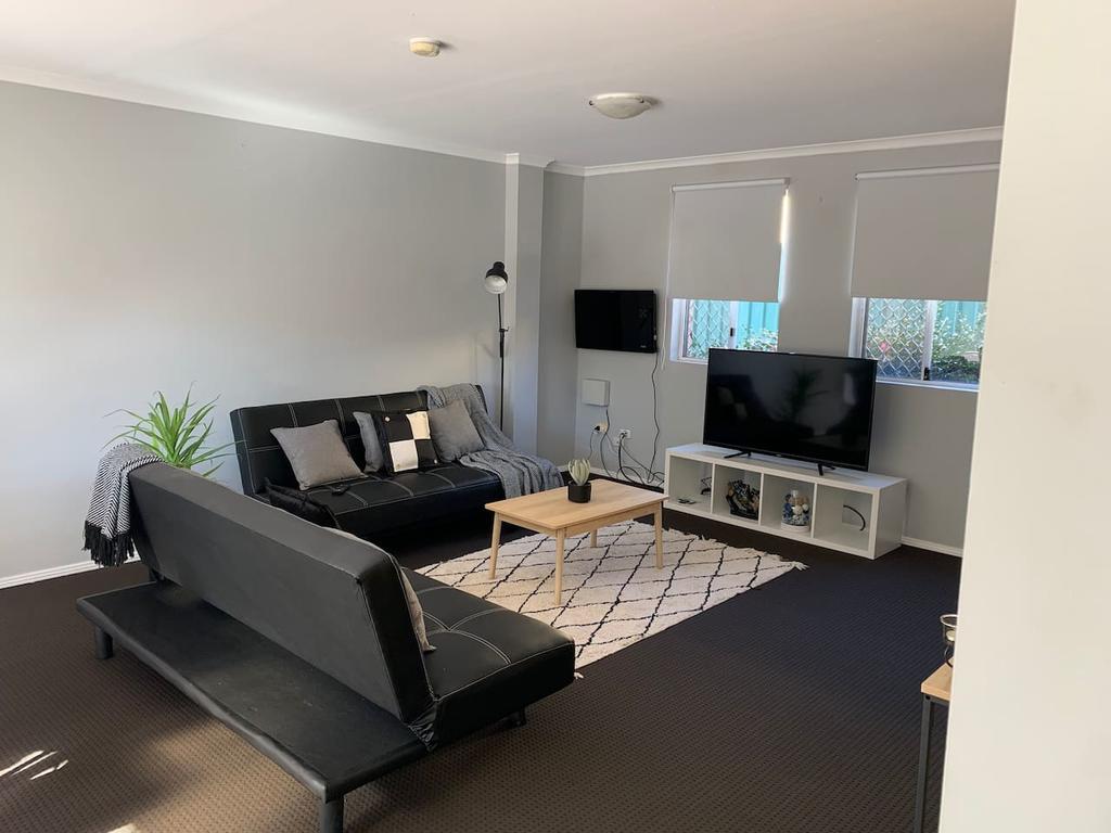 Cozy 3BR Townhouse in Liverpool CBD with parking - New South Wales Tourism 