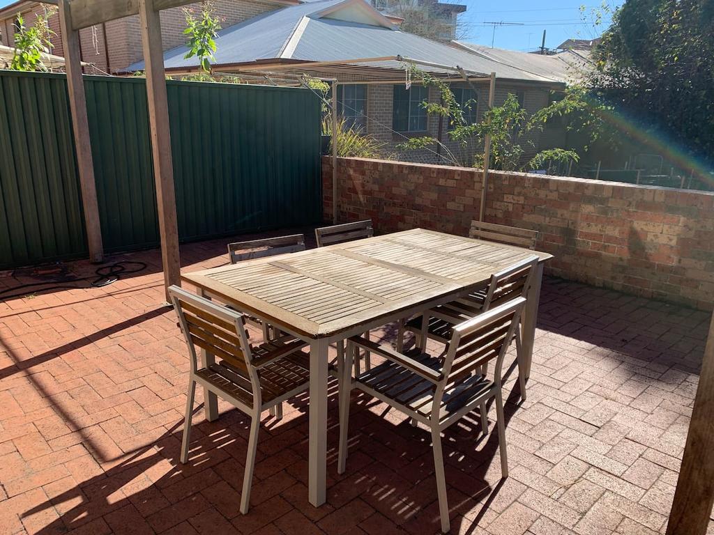 Cozy 3BR Townhouse In Liverpool CBD With Parking - thumb 2