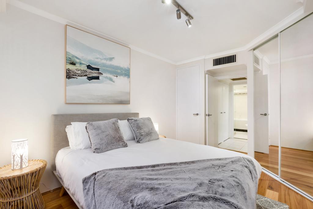 Darlinghurst One Bedroom Modern Self-Contained Apartment With Parking - Easy Access To Sydney CBD (45 PEL) - thumb 3