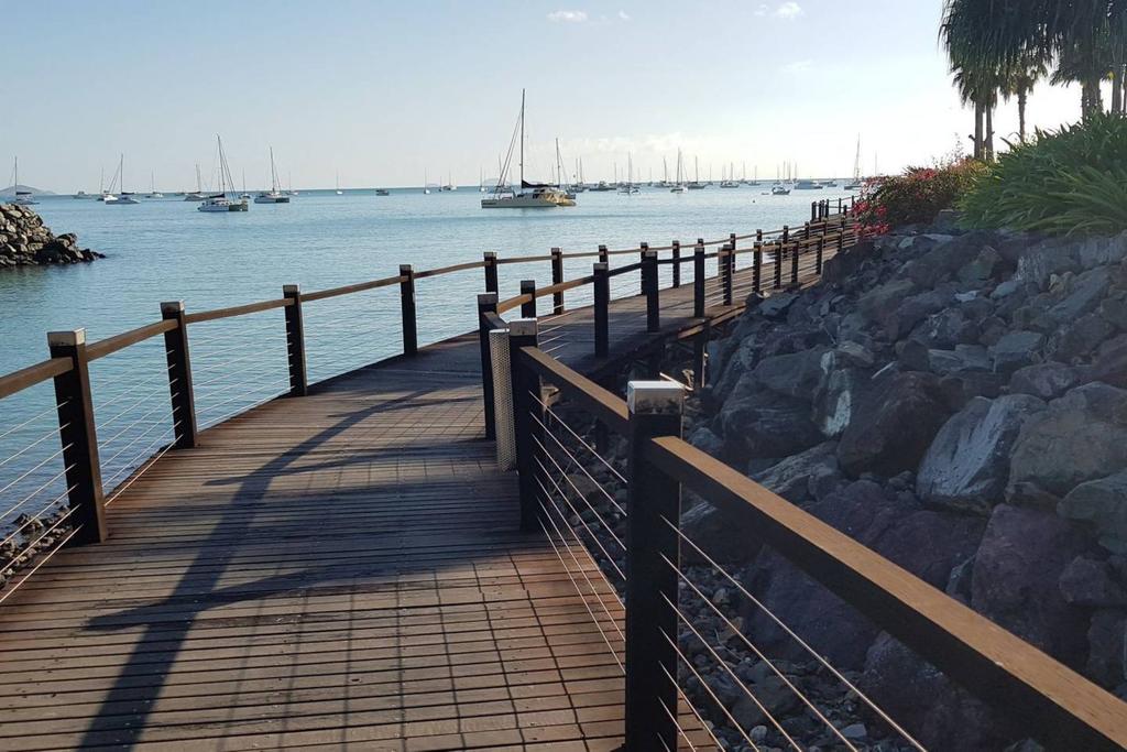 DAYDREAMING Airlie Beach, Water Views & Only 200m To Boardwalk. - thumb 1