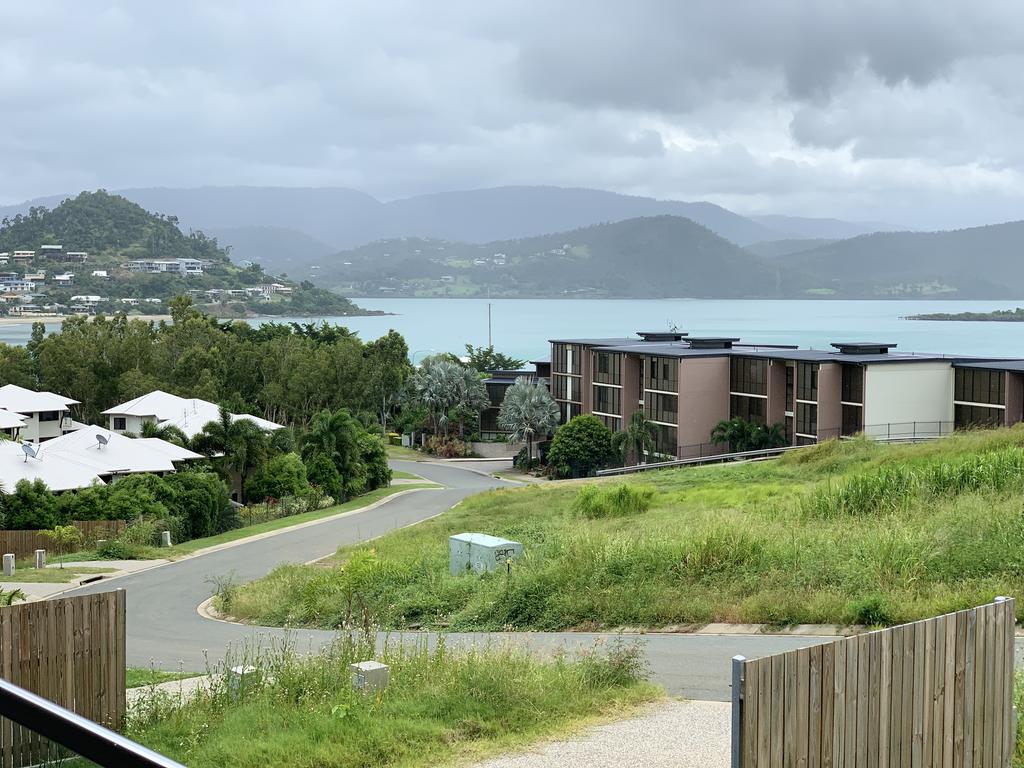 DAYDREAMING Airlie Beach, Water Views & Only 200m To Boardwalk. - thumb 2