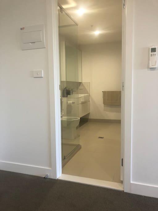 Deakin 2Bed 2Bath And Free Parking - thumb 3
