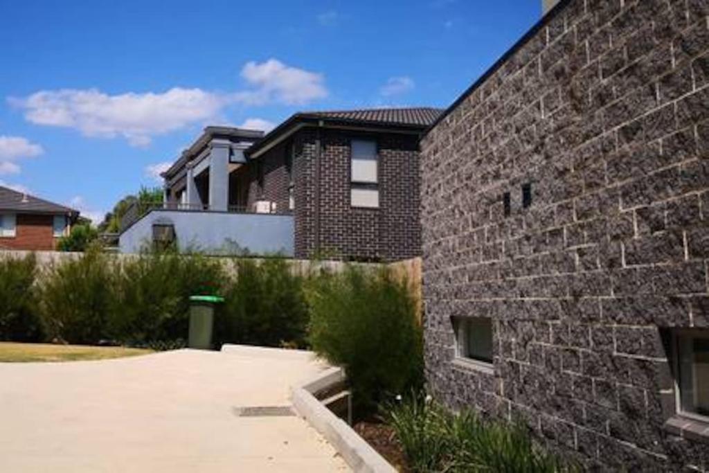 Delicate and Peaceful Bundoora Townhouse 11 - Accommodation Airlie Beach