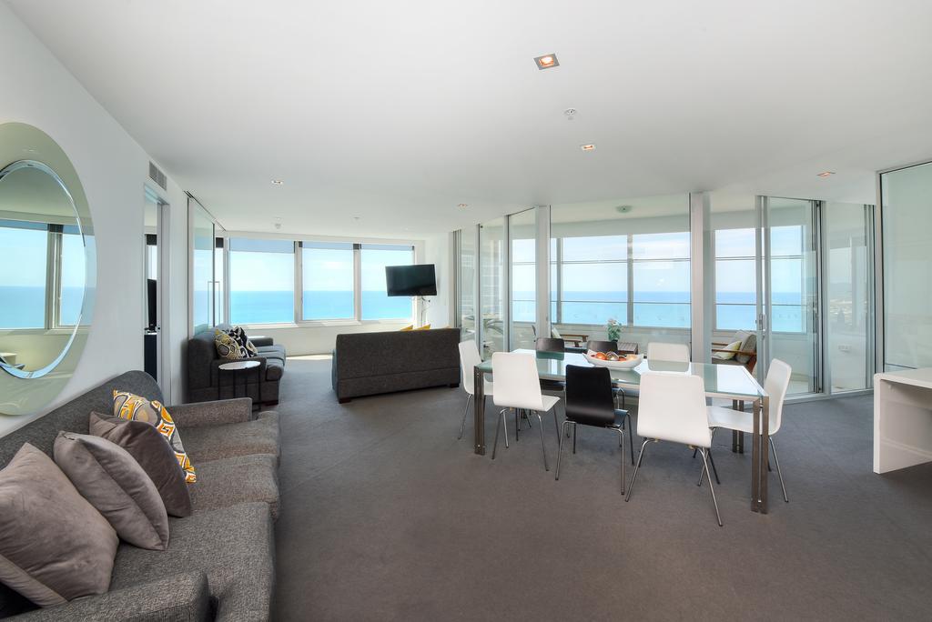 Deluxe Private Apartment In Surfers Paradise - thumb 3