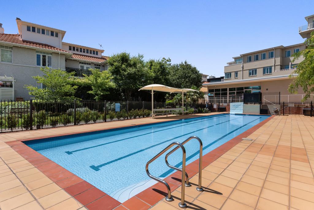 Deluxe Unit With Pool, Parking And Gym Near Beaches - thumb 3