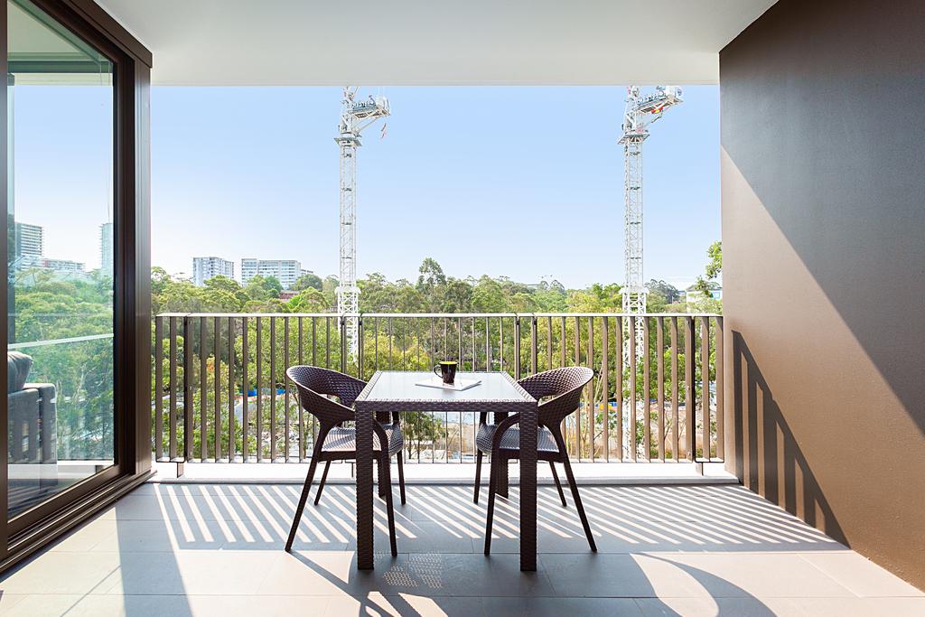 Designer Apartment With Balcony In Quiet Suburb - thumb 3