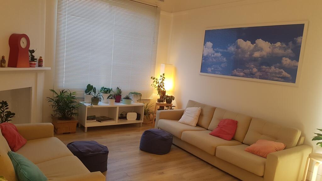 Double Bedroom In Bright And Airy House - Holiday Find 2