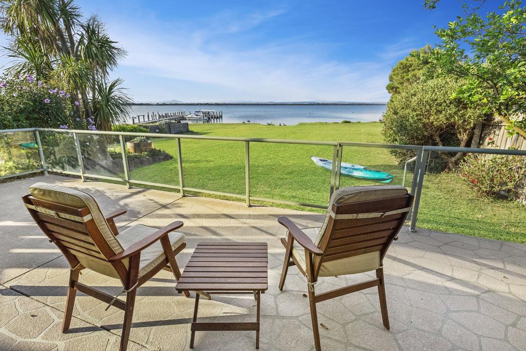 Eagle Point Getaway - Waterfront Serenity - Accommodation BNB
