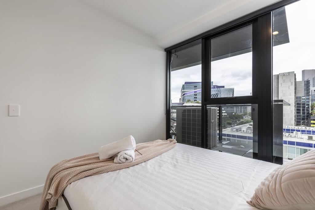 Elegant Apartment Mins Walk To Melbourne CBD - thumb 1
