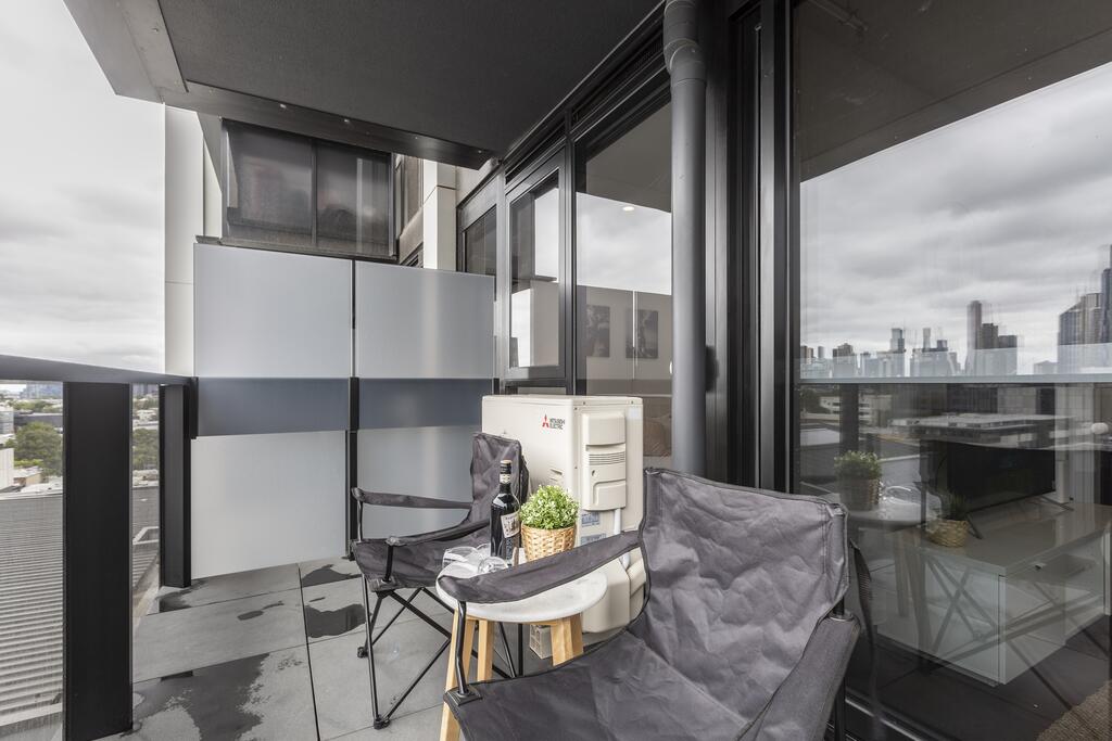 Elegant Apartment Mins Walk To Melbourne CBD - thumb 3