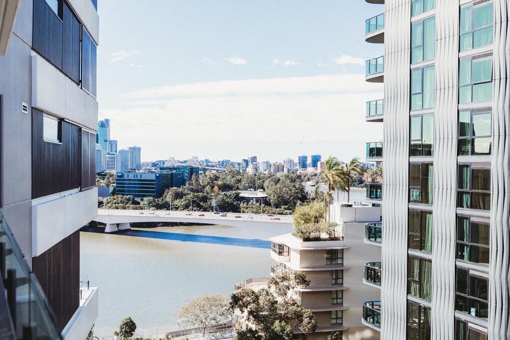 Entire Apartment-South Bank Luxe-Mater Hospital-Heated Pool-Netflix-WIFI-Gabba - thumb 1