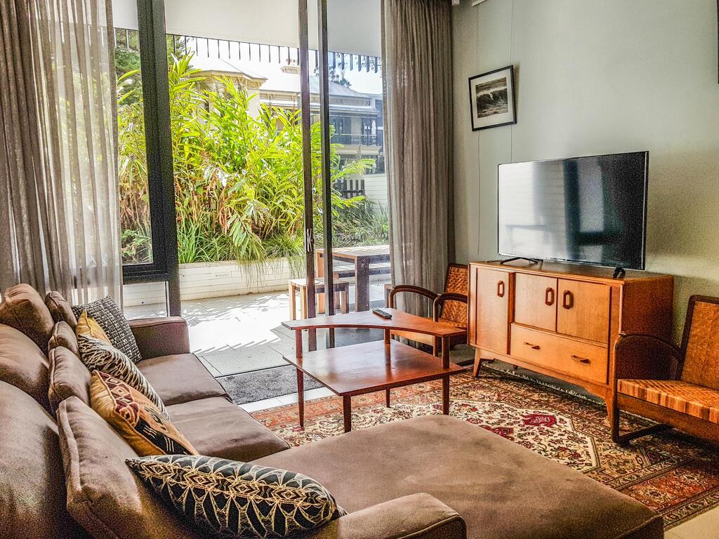 Executive Living In This Chic Garden Apartment - Accommodation Australia 2