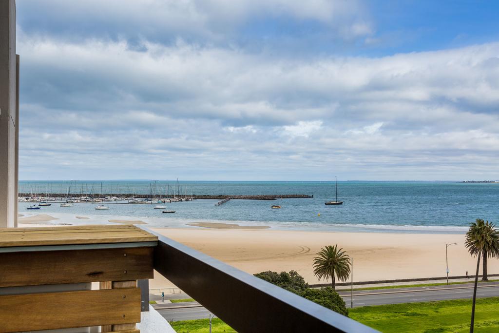 Exquisite 2 Bed Apartment With Beach & City Views - thumb 1