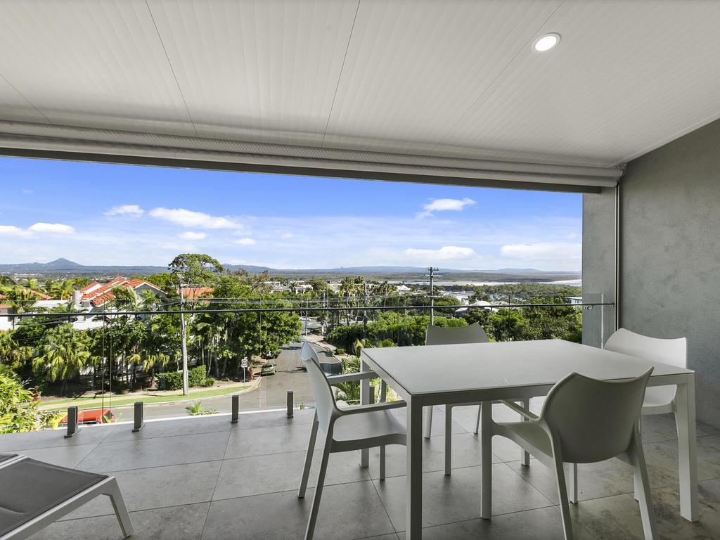 Exquisite Penthouse With Views To Laguna Bay - Unit 3 Taralla 18 Edgar Bennett Avenue - thumb 0