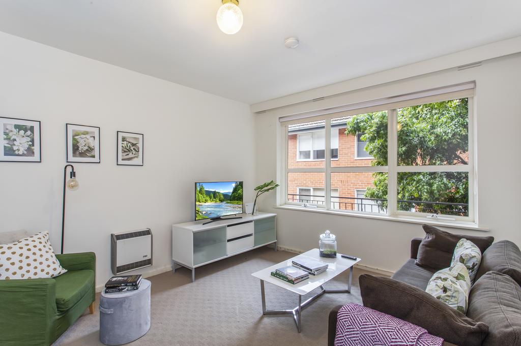 Family-friendly apartment in green Glen Iris - Accommodation BNB