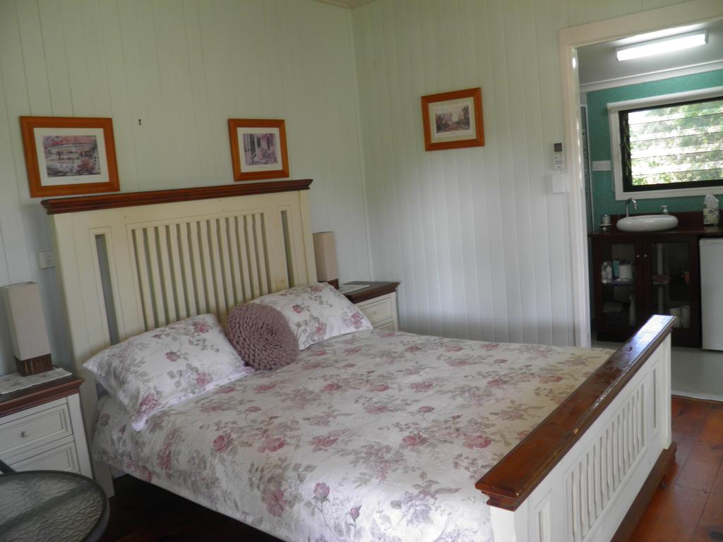 Follywood Guesthouse BB - Accommodation Airlie Beach