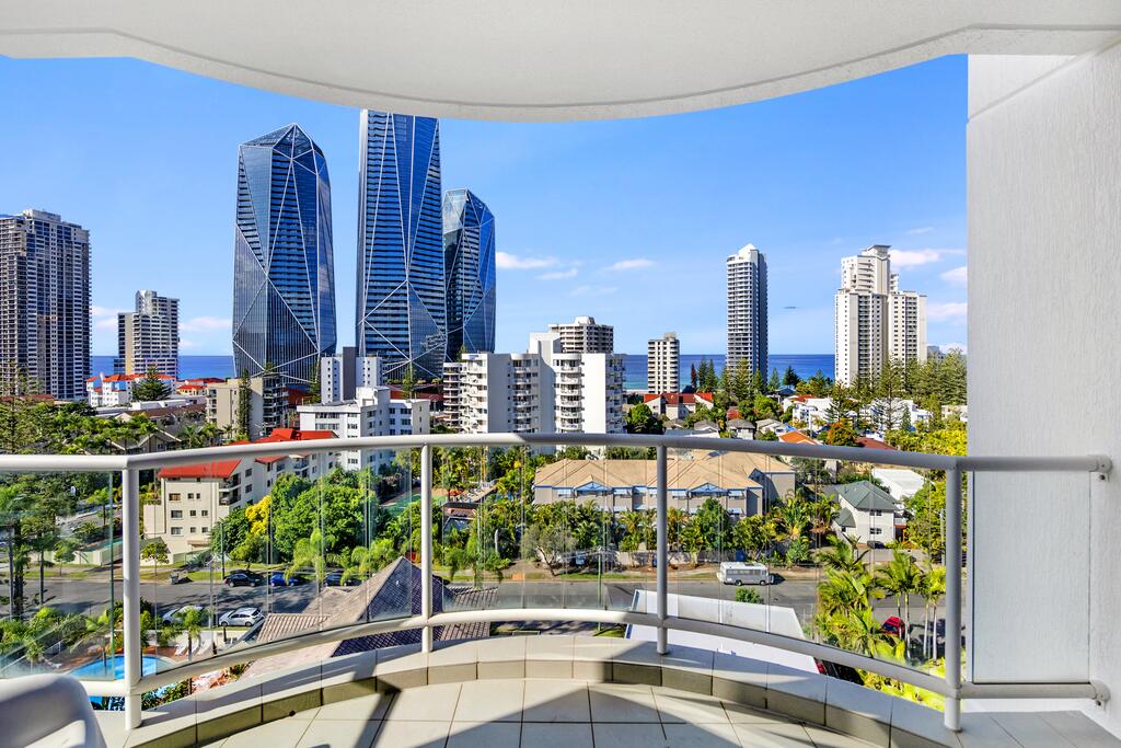 Gold Tower Private Deluxe King Room - Accommodation in Surfers Paradise 1