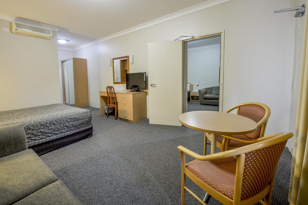 Golden Guitar Motor Inn - Accommodation Adelaide