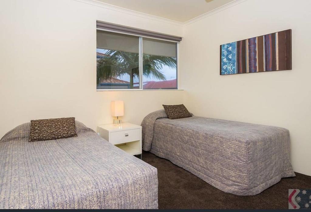 Gorgeous 4 Bed Beachside Apartment - Diamond Beach Resort - thumb 3