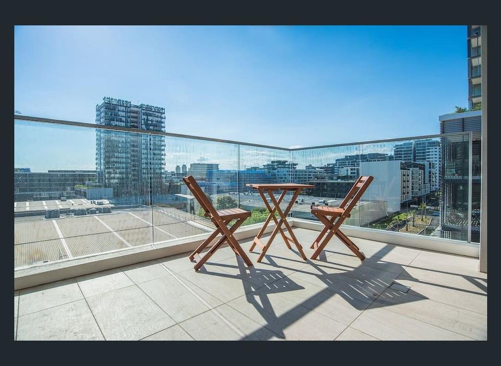 Gorgeous Modern Brand New Two Bedroom Apartment With Large Lounge And Private Garden View Balcony - thumb 3