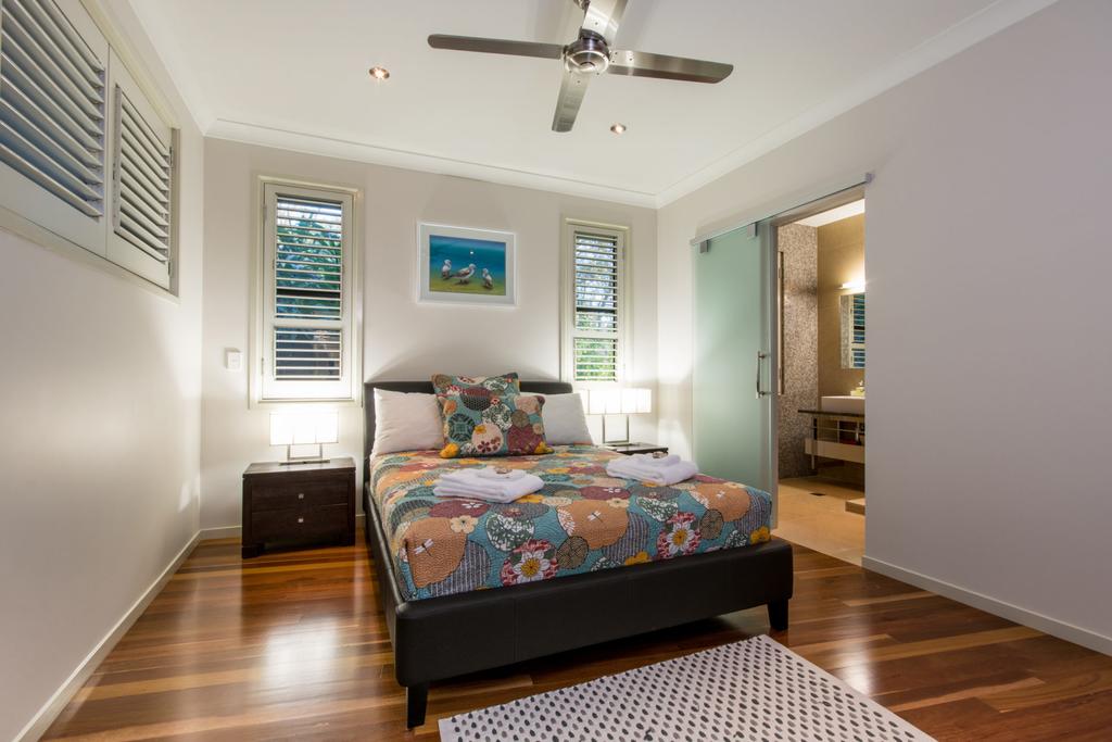 GRAND LUXURY MANSION WITH POOL, 2 BUGGIES AND FABULOUS OCEAN VIEWS - Airlie Beach Holiday 1