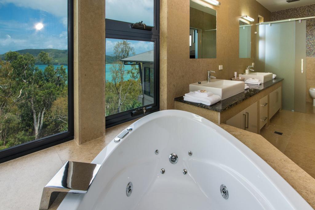 GRAND LUXURY MANSION WITH POOL, 2 BUGGIES AND FABULOUS OCEAN VIEWS - Airlie Beach Holiday 2