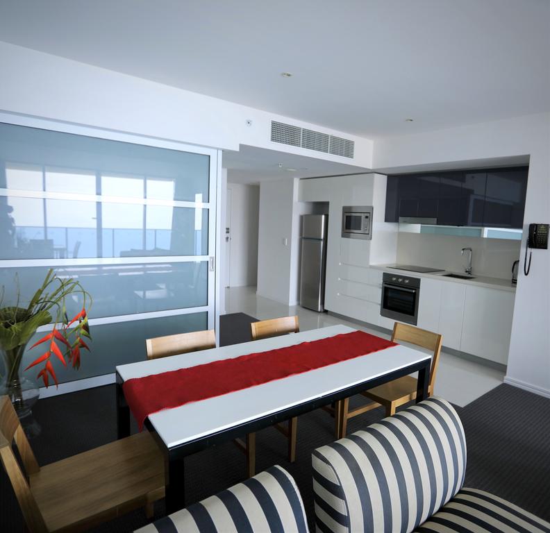 H Luxury Apartment At Surfers Paradise - thumb 2