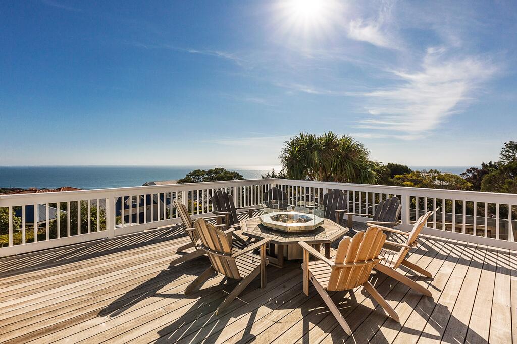 Hampton's Retreat Family Friendly, Water Views, Close To Beach With Heated Pool - thumb 3