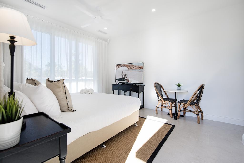 Hamptons Style 2 Bedroom Executive Luxury Apartment - Accommodation QLD 2