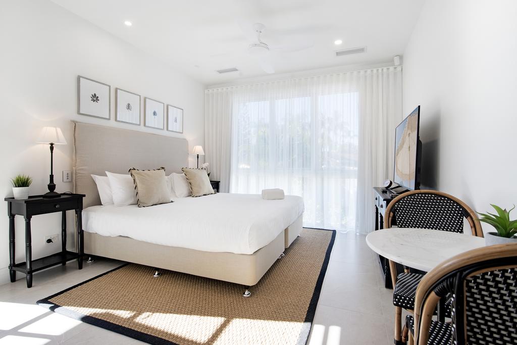 Hamptons Style 2 Bedroom Executive Luxury Apartment - Accommodation QLD 1