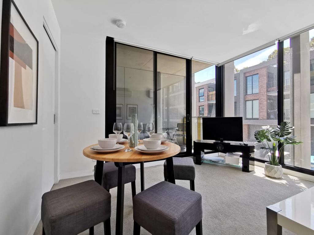 Hawthorn Elegant Lifestyle 1 Bedroom Apartment - thumb 3