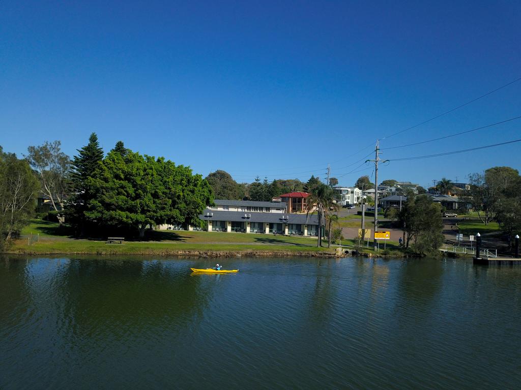 Hibiscus Lakeside Motel - Accommodation Airlie Beach