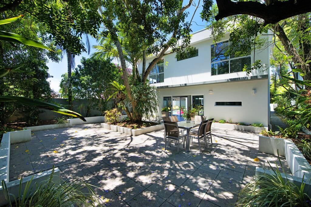 HOLIDAY HOME - 6 BEDROOMS CLOSE TO TOWN - Surfers Gold Coast 0