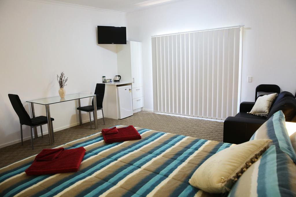 Honeybee - Country Accommodation - Redcliffe Tourism