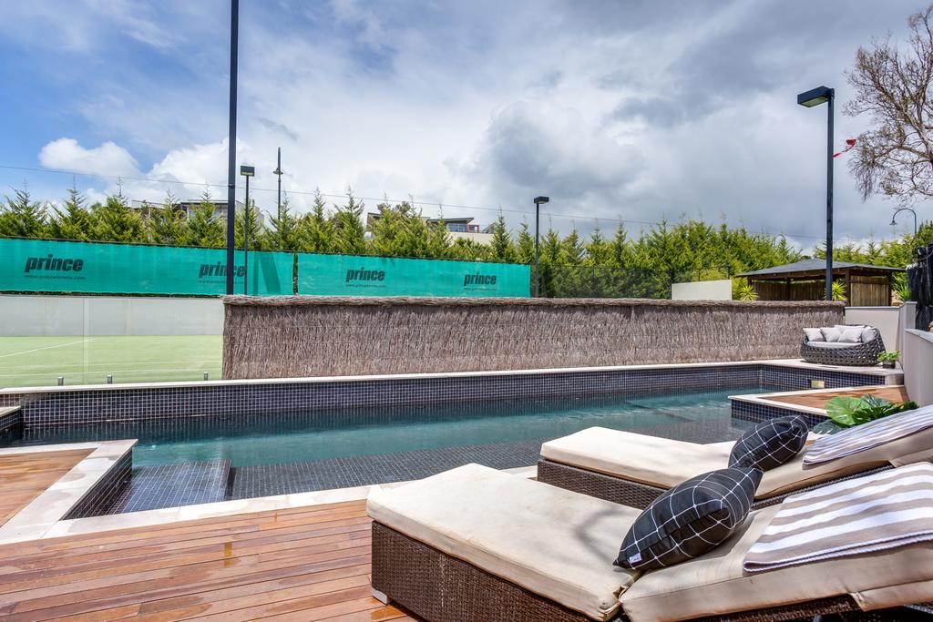 Kalina Retreat resort style tennis  pool - South Australia Travel
