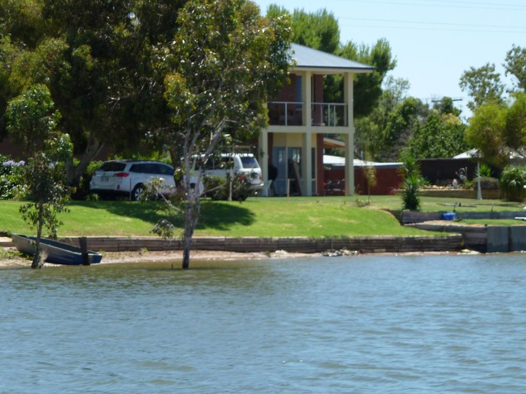 Lake Boga Waterfront Holiday House - Accommodation Adelaide