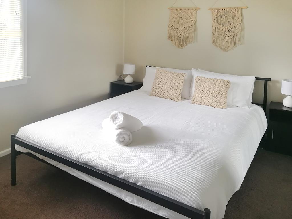 Large 5-Bedroom House With Wifi & Netflix Close To Taronga Western Plains Zoo - thumb 3