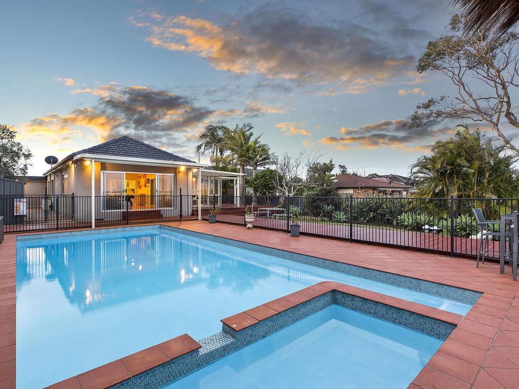 Lavish Lakefront Pool House - Accommodation Adelaide