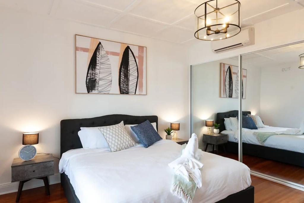 Luxurious Heritage Home With Harbour Bridge Views - eAccommodation 3